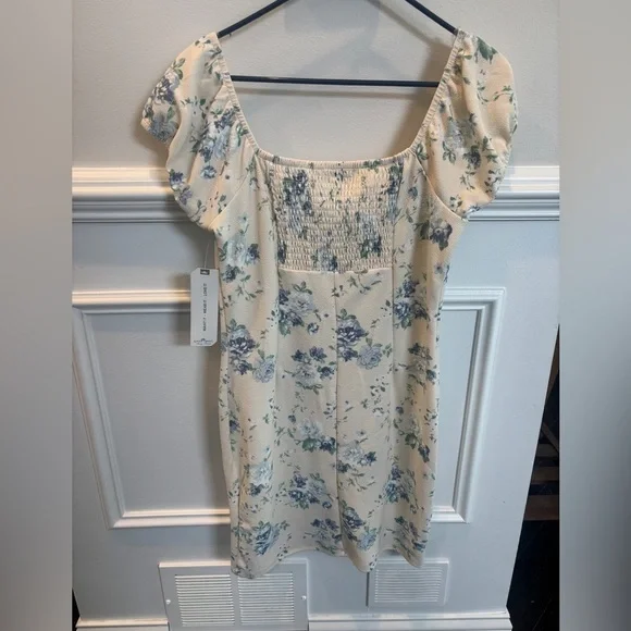 Almost Famous NWT Cream Colored
Blue Floral Short Sleeve Dress size XL - Picture 4 of 10
